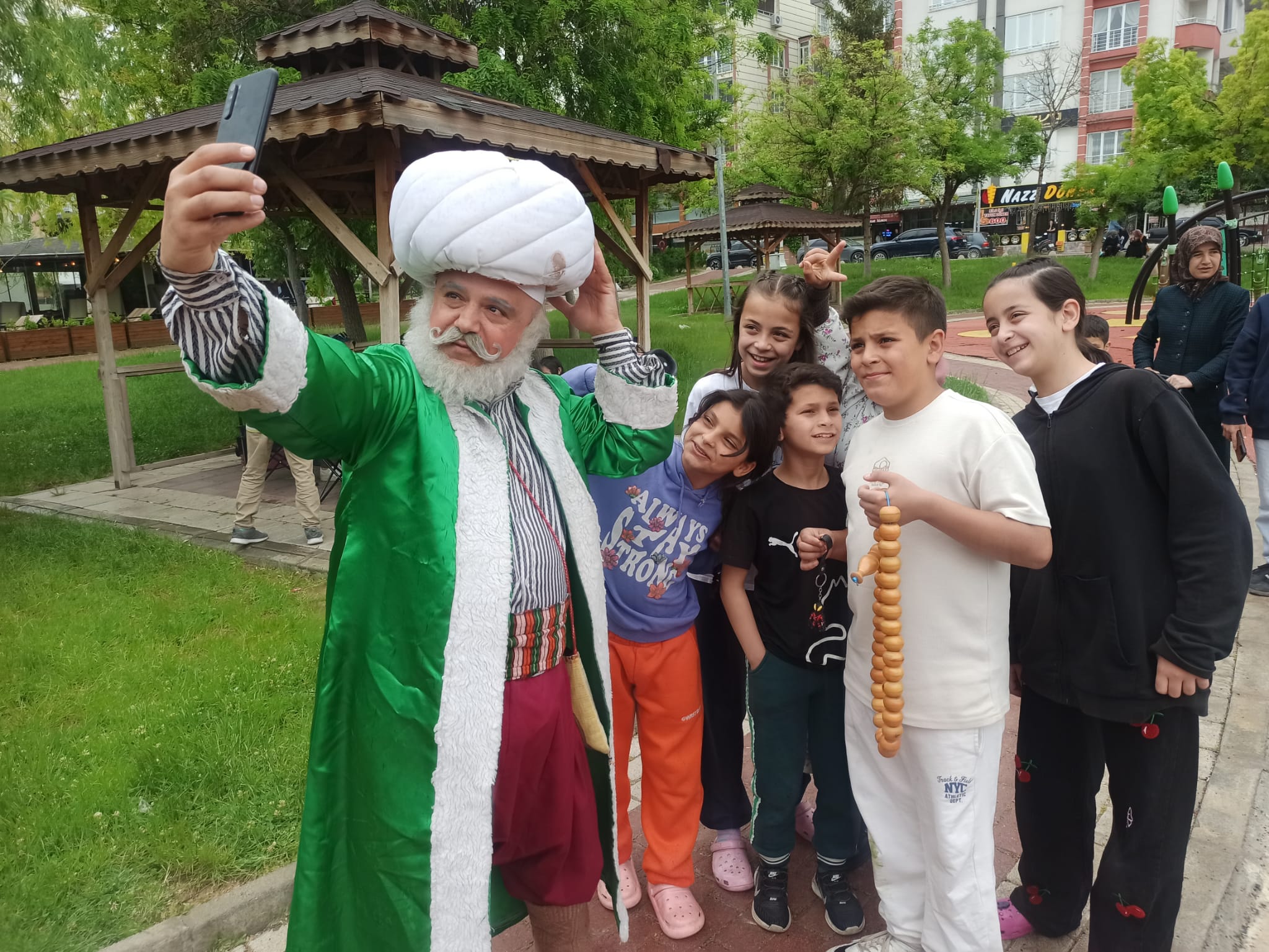 Malatya’da yaşanan şiddetli deprem sonrası vatandaşlra park ve bahçelere akın