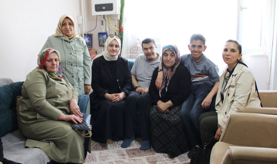 Darende’de Anneler Günü kapsamında özel gereksinimli çocuklarına yıllardır büyük özveriyle
