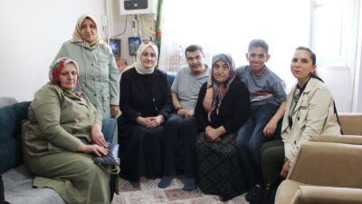 Darende’de Anneler Günü kapsamında özel gereksinimli çocuklarına yıllardır büyük özveriyle