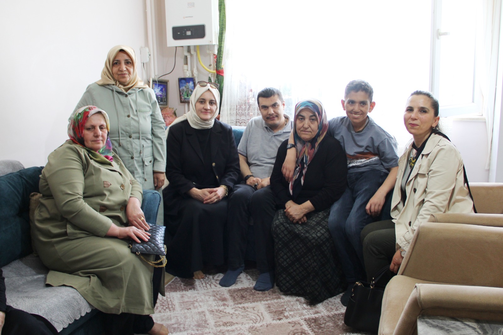 Darende’de Anneler Günü kapsamında özel gereksinimli çocuklarına yıllardır büyük özveriyle