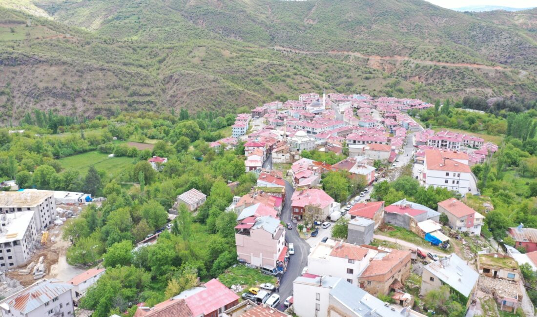 Malatya Büyükşehir Belediyesi, Pütürge ilçe merkezinde yürüttüğü sıcak asfalt çalışmalarını