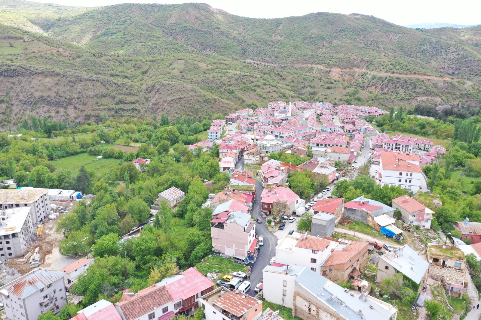 Malatya Büyükşehir Belediyesi, Pütürge ilçe merkezinde yürüttüğü sıcak asfalt çalışmalarını