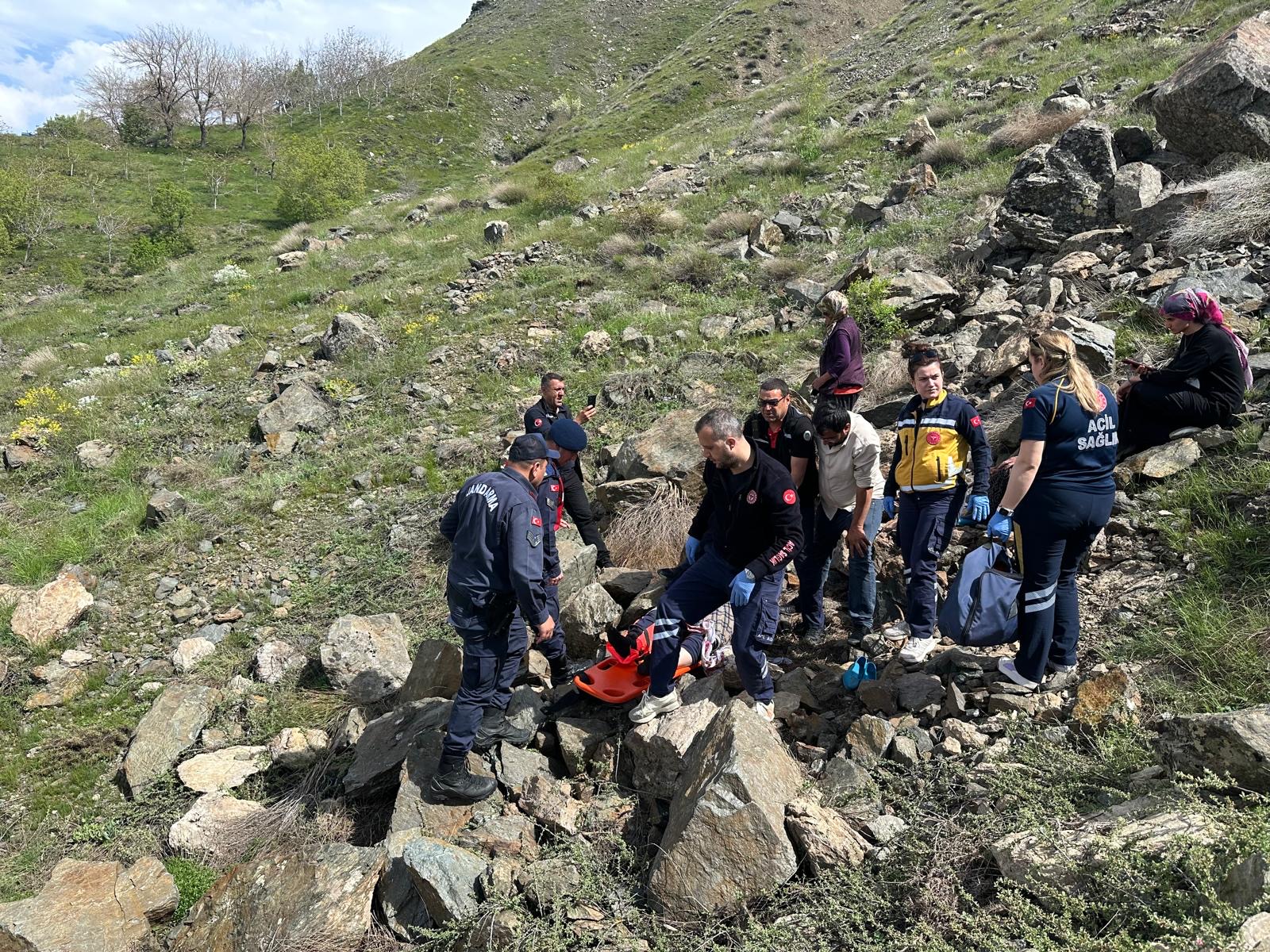 Malatya’nın Pütürge ilçesinde keçilerini otlatırken kayalıklardan düşen 80 yaşındaki kadın,