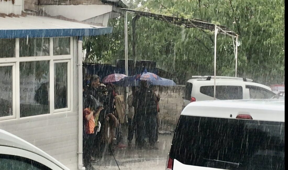 Malatya'da kısa süreliğine etkili olan sağanak yağış hayatı olumsuz etkiledi.