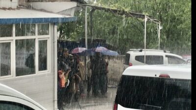 Malatya'da kısa süreliğine etkili olan sağanak yağış hayatı olumsuz etkiledi.