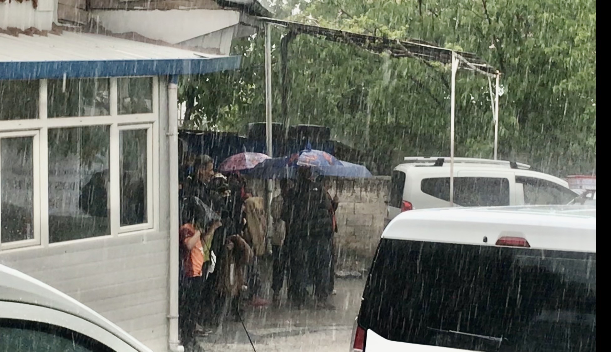 Malatya'da kısa süreliğine etkili olan sağanak yağış hayatı olumsuz etkiledi.