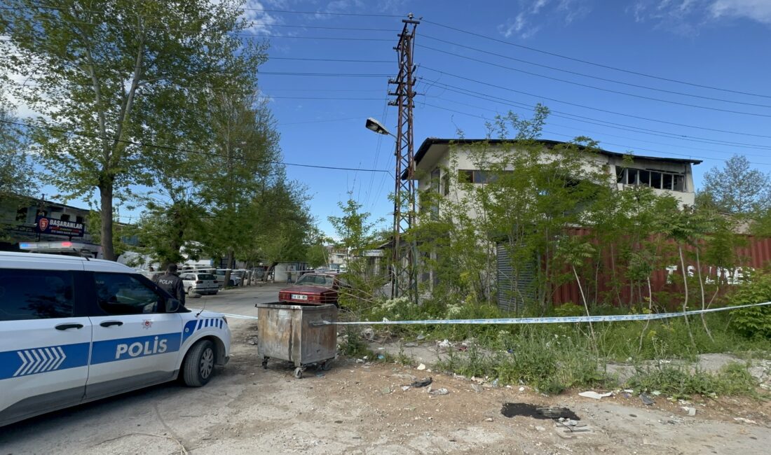 Malatya’da yıkımların sürdüğü sanayi sitesinde boşaltılan 2 katlı bir işyerinde,