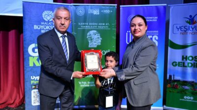 Yeşilyurt’ta düzenlenen Teknoloji ve Yenilik Zirvesi, gençleri, akademisyenleri ve sektör