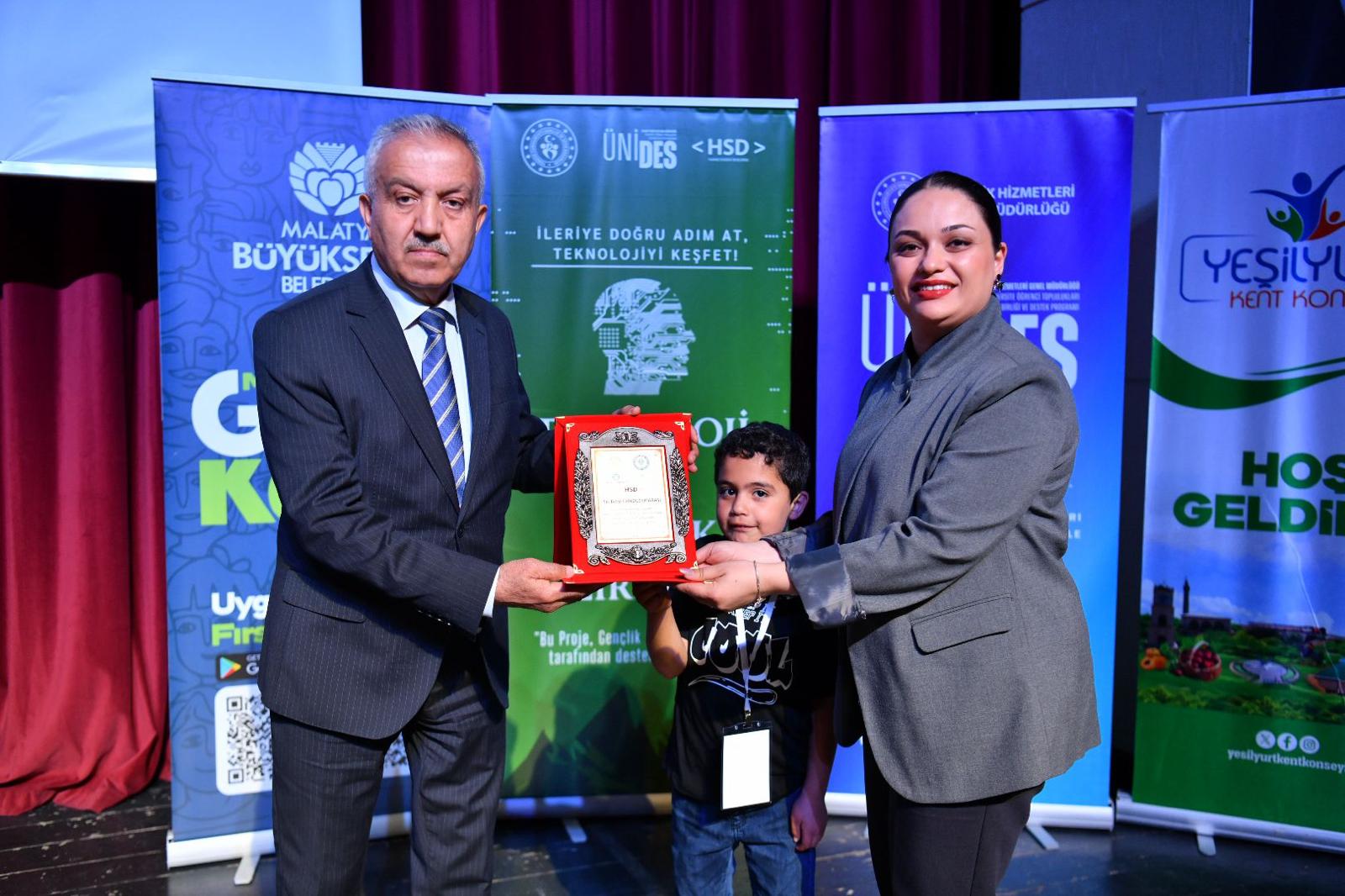 Yeşilyurt’ta düzenlenen Teknoloji ve Yenilik Zirvesi, gençleri, akademisyenleri ve sektör