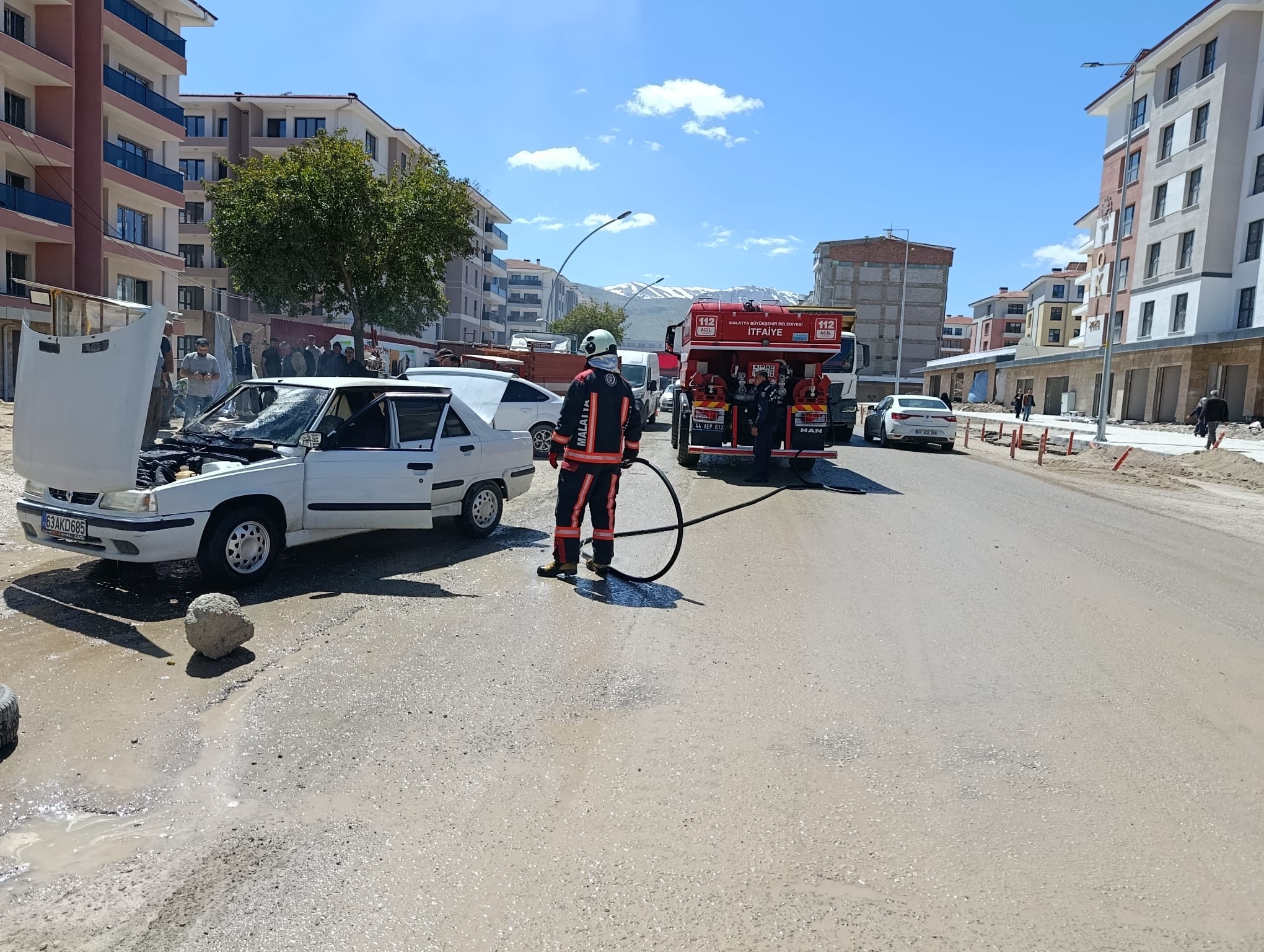 Malatya’da seyir halindeki bir araçta çıkan yangın, itfaiye ekiplerinin hızlı