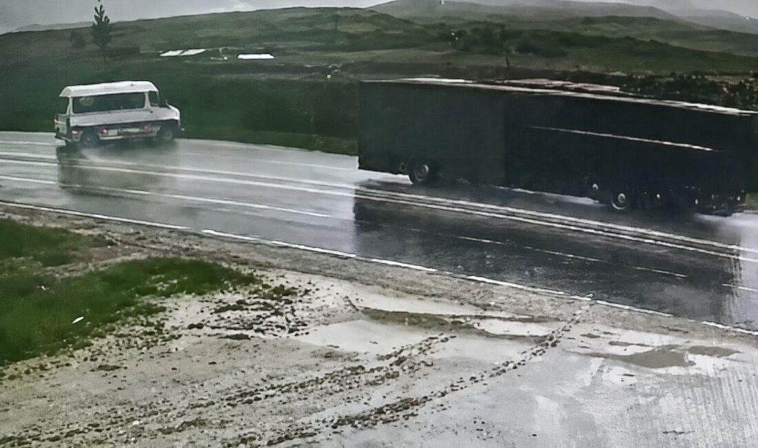 Malatya’da yağış nedeniyle kayganlaşan yolda kontrolden çıkan yolcu minibüsünün şarampole