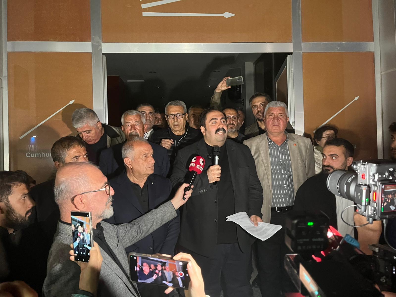CHP Malatya İl Başkanlığı önünde açıklama yapan Barış Yıldız, CHP’ye