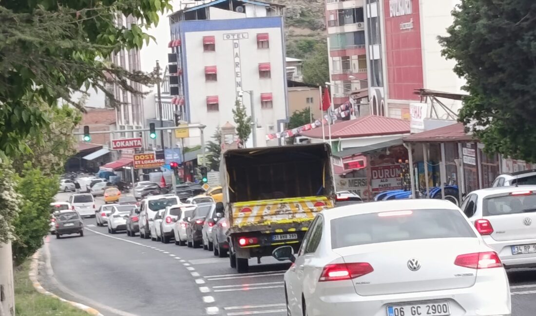 Malatya’nın Darende ilçesinden geçen D-300 Devlet Karayolu’nda, Kurban Bayramı tatilinin