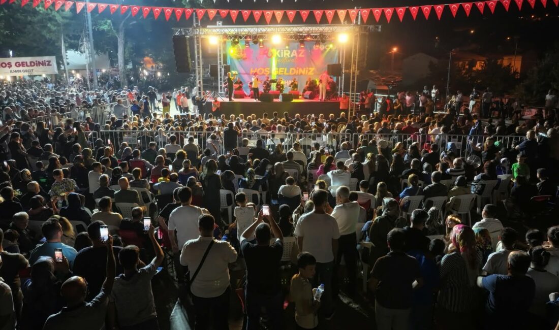 Yeşilyurt Kültür, Spor ve Kiraz Festivali kapsamında düzenlenen halk konserinde