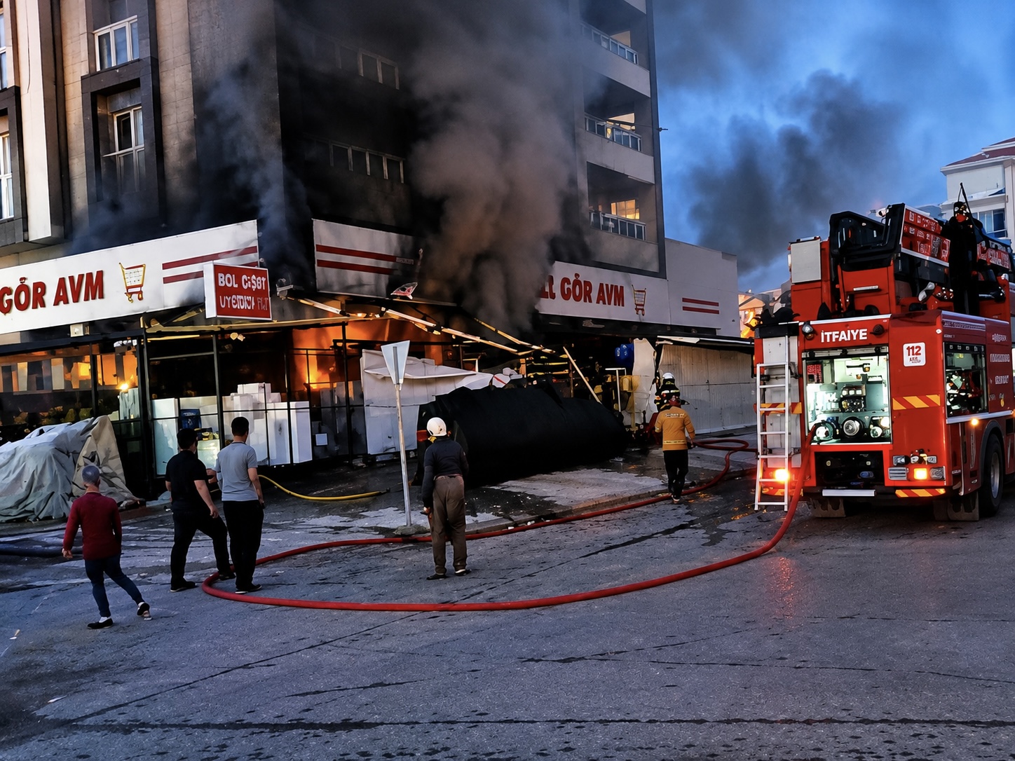 Malatya’da sabaha karşı bir alışveriş mağazasında çıkan yangında iş yeri