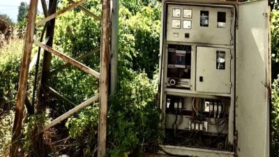 Yeşilyurt ilçesine bağlı Dilek Mahallesi’nde kapakları kırık ve açık halde