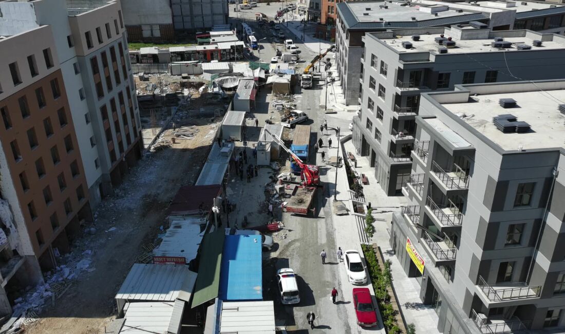 Deprem sonrası geçici çözüm olarak kurulan iş yeri konteynerlerinin kaldırılması