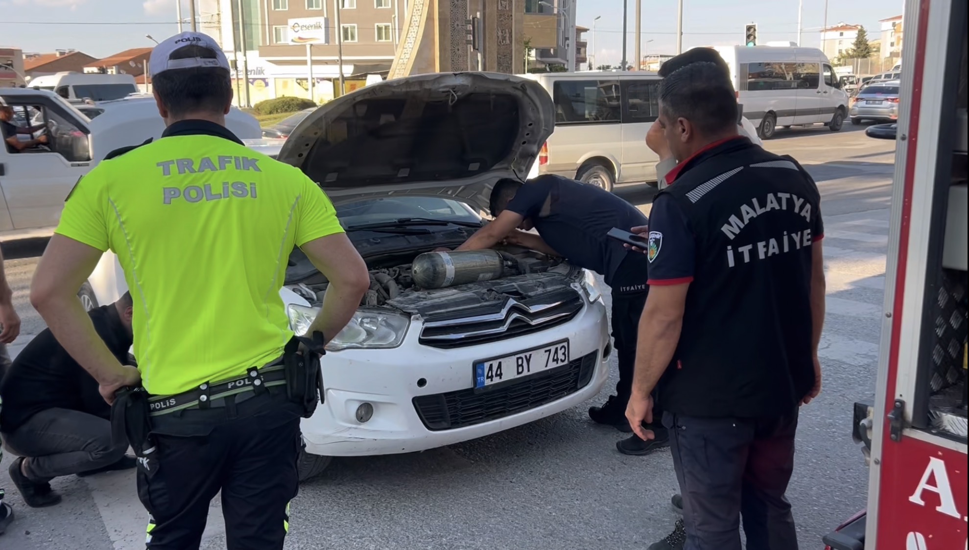 Malatya’da seyir halindeki bir araçtan gelen kedi sesini fark eden