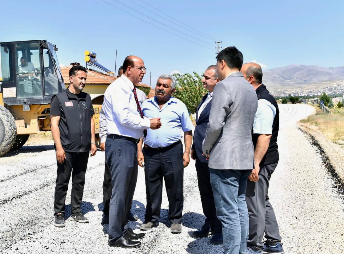 Yeşilyurt Belediyesi, kırsal mahallelerde ulaşım altyapısını güçlendirmek amacıyla yol iyileştirme