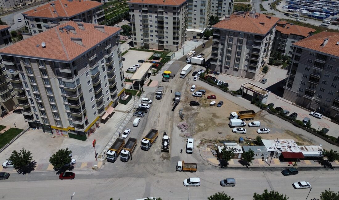 Battalgazi Belediyesi, yaz sezonuyla birlikte ilçe genelinde asfalt çalışmalarını hızlandırdı.