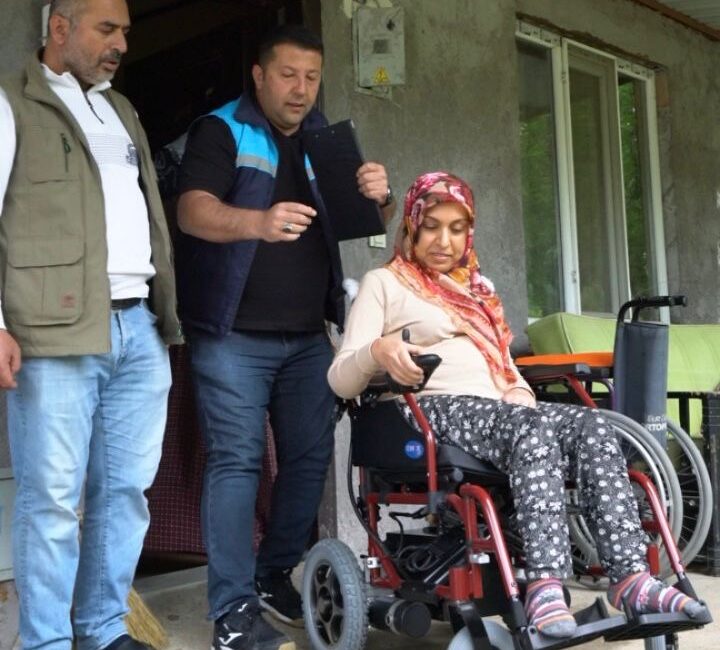 Malatya Büyükşehir Belediyesi, başvuru şartlarını taşıyan engelli vatandaşlara akülü tekerlekli