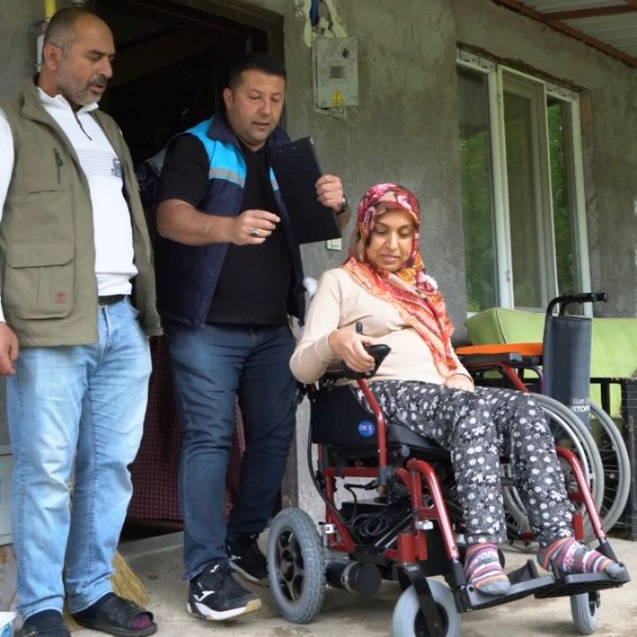 Malatya Büyükşehir Belediyesi, başvuru şartlarını taşıyan engelli vatandaşlara akülü tekerlekli
