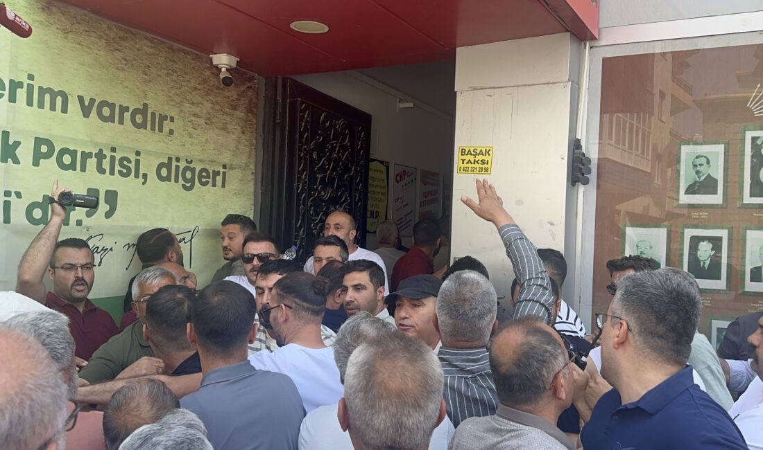 CHP Malatya İl Başkanlığında yeni atanan Hakan Satılmış'ın ekibiyle birlikte