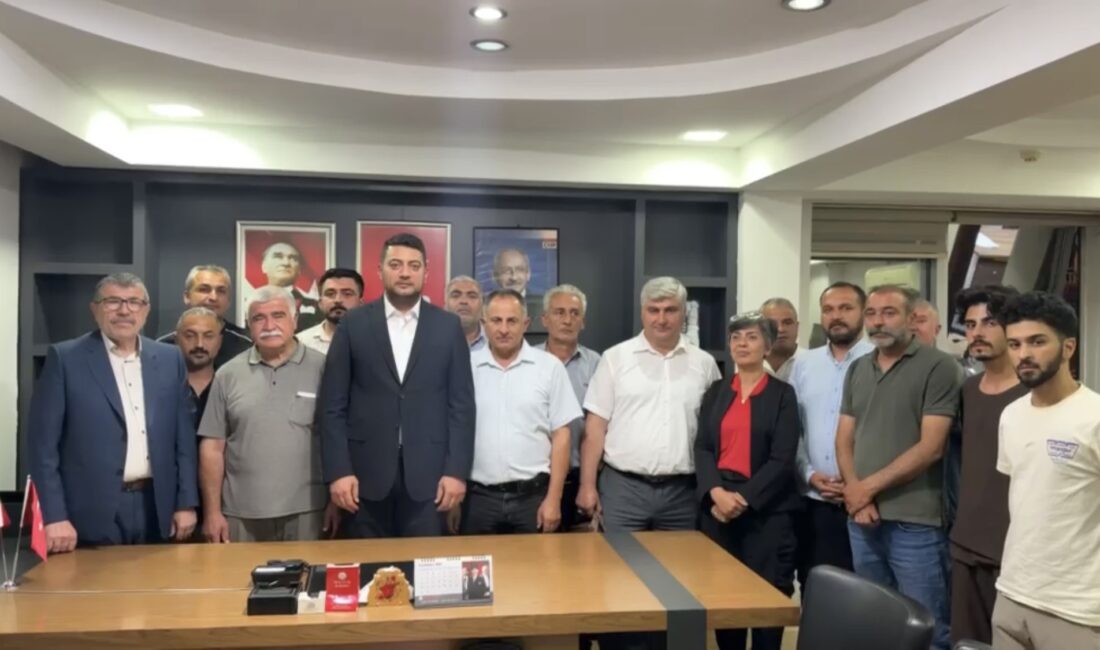 CHP Malatya İl Başkanlığı görevine atanan Hakan Satılmış ve beraberindekiler,