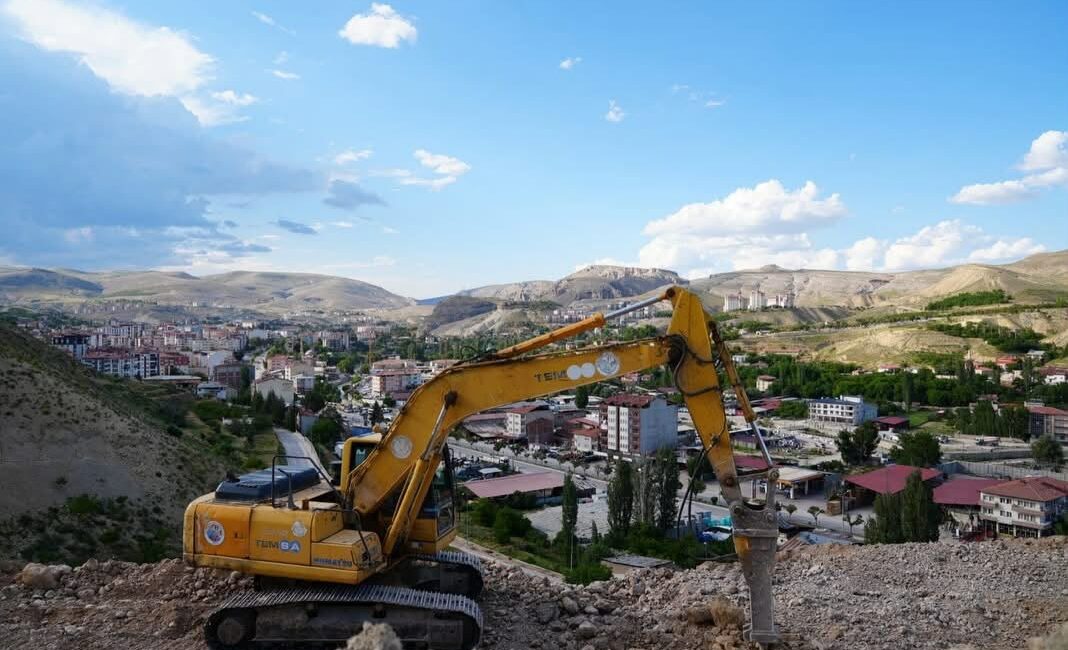 Darende Belediye Başkanı Alican Bozkurt, yapımı devam eden Darende Millet