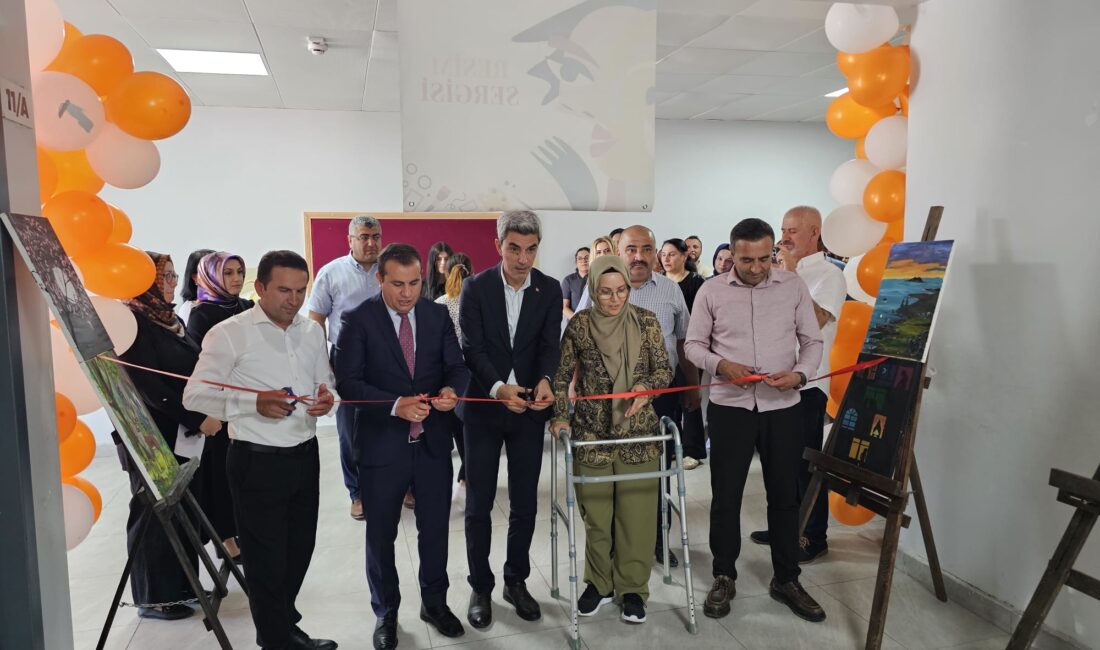 Akçadağ’da açılan resim sergisinde, depremde uzuv kaybı yaşamasına rağmen mesleğini