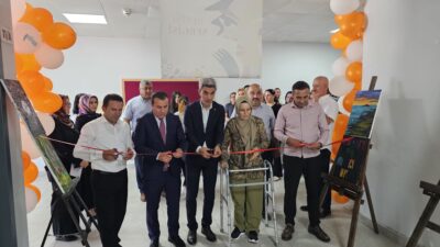 Akçadağ’da açılan resim sergisinde, depremde uzuv kaybı yaşamasına rağmen mesleğini