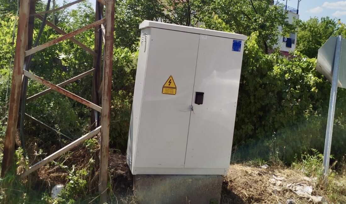 Dilek Mahallesi’nde vatandaşların tepki gösterdiği hasarlı elektrik panosu, yapılan haber