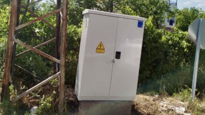 Dilek Mahallesi’nde vatandaşların tepki gösterdiği hasarlı elektrik panosu, yapılan haber