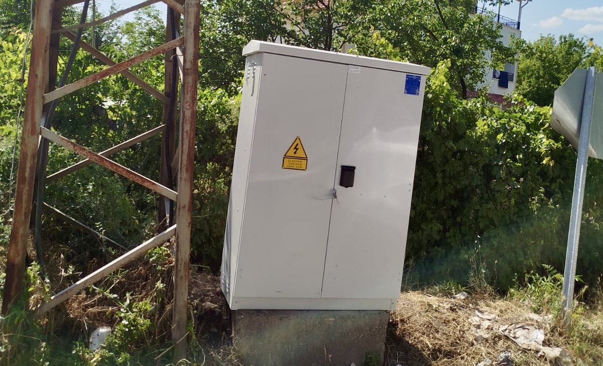 Dilek Mahallesi’nde vatandaşların tepki gösterdiği hasarlı elektrik panosu, yapılan haber