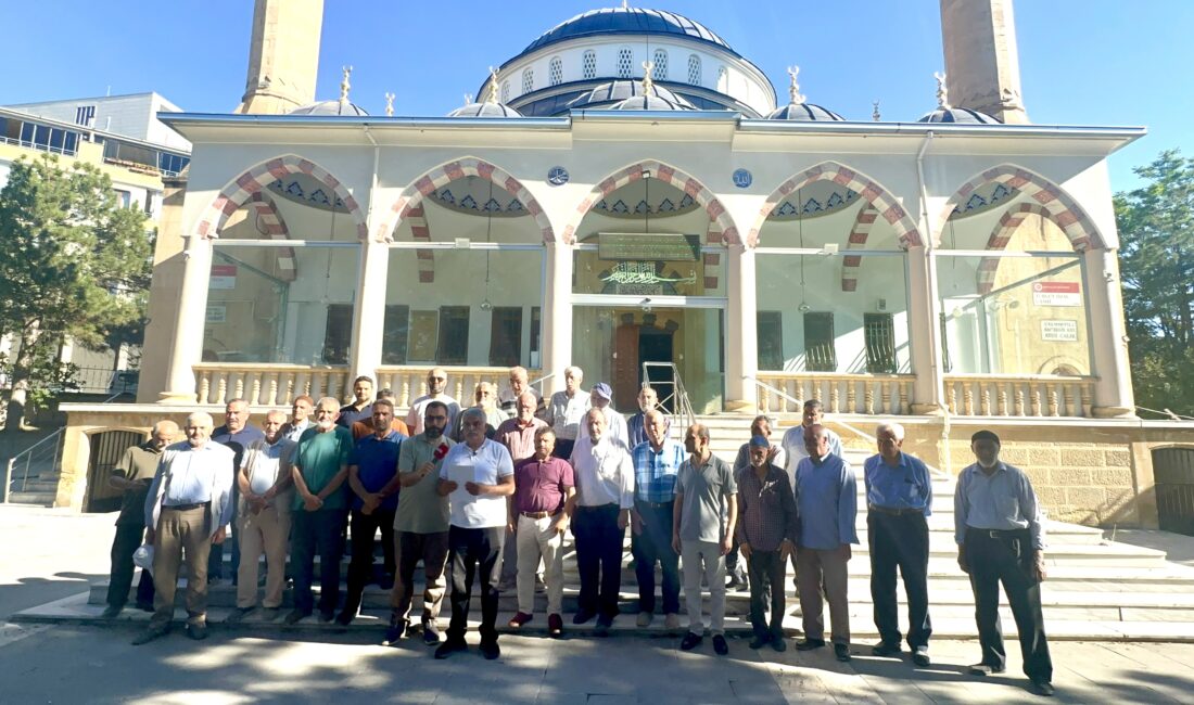 Malatya’da cami avlusunda uygunsuz davranışlarda bulunduğu ileri sürülen bir grubu