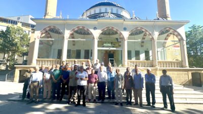 Malatya’da cami avlusunda uygunsuz davranışlarda bulunduğu ileri sürülen bir grubu