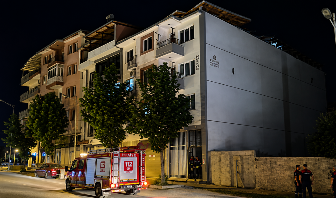 Malatya’da bir apartmanın çatısında meydana gelen çökme paniğe neden oldu.