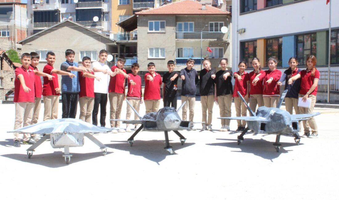 Malatya’nın Hekimhan ilçesinde ortaokul öğrencileri, geri dönüşüm malzemelerini kullanarak Türkiye’nin