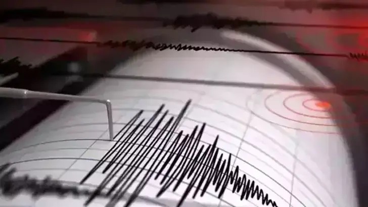 Kahramanmaraş’ta öğle saatlerinde meydana gelen deprem çevre ilçelerde de hissedildi.