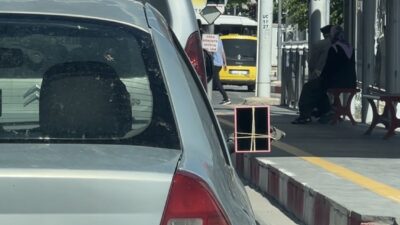 Malatya’da trafikte görüntülenen bir otomobil, sürücüsünün geliştirdiği sıra dışı yöntemle