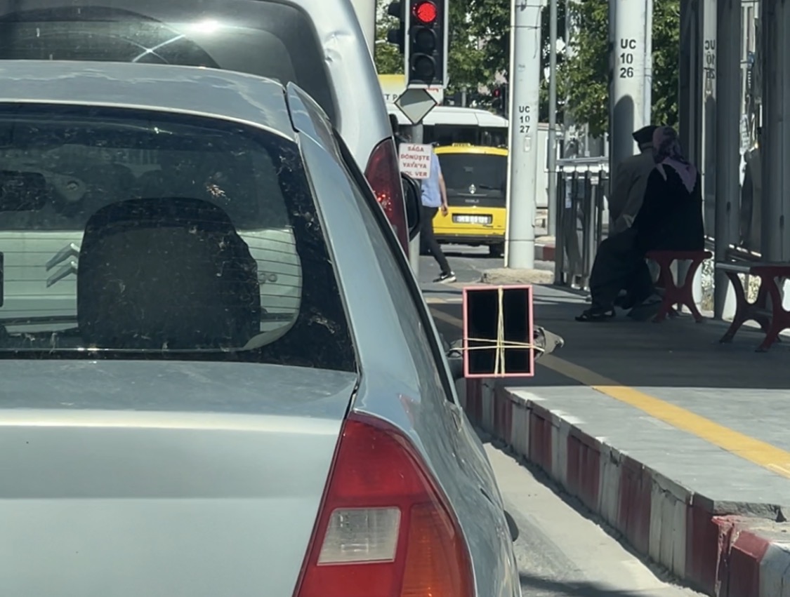 Malatya’da trafikte görüntülenen bir otomobil, sürücüsünün geliştirdiği sıra dışı yöntemle