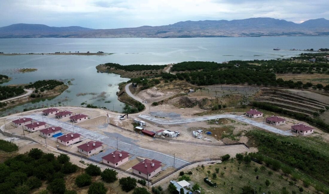 Malatya’nın Battalgazi ilçesine bağlı Kadıçayırı Mahallesi’nde yükselen yeni kırsal konutlar,