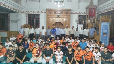Malatya’nın Battalgazi ilçesindeki Göztepe Camii’nde Kur’an kursunu başarıyla tamamlayan öğrenciler