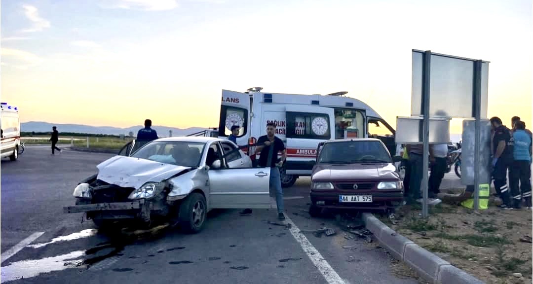 Malatya’da Kuzey Çevreyolu Dilek Kavşağı’nda iki otomobilin çarpışması sonucu meydana