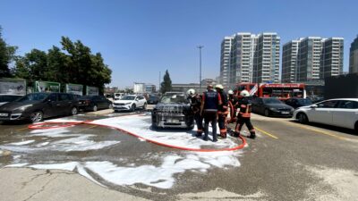 MalatyaPark Alışveriş ve Yaşam Merkezi’nin açık otoparkında park halindeki SUV