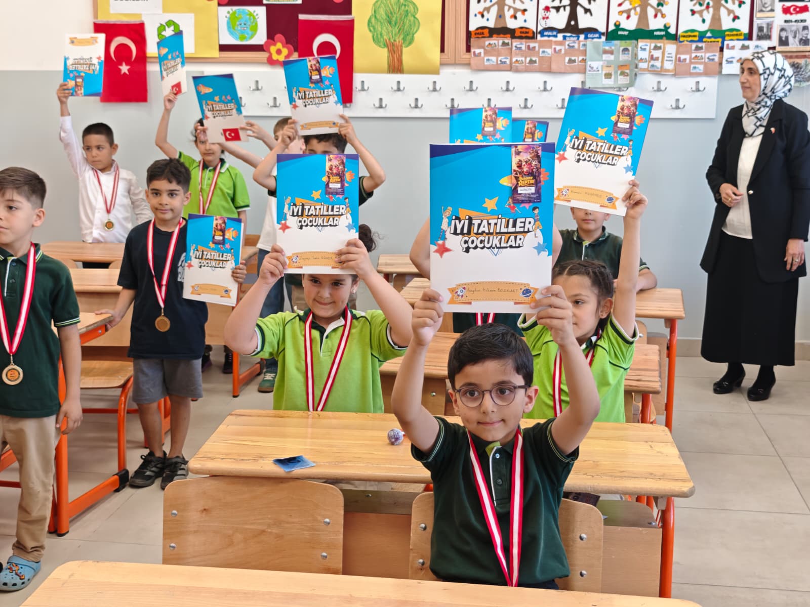 Malatya’da 147 bin 22 öğrenci karne heyecanı yaşadı. Karne töreninde