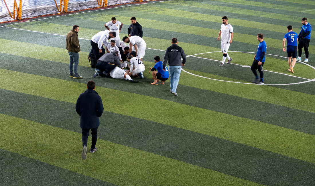 Malatya’da bir halı sahada maç sonrası fenalaşan genç sporcu, tesis