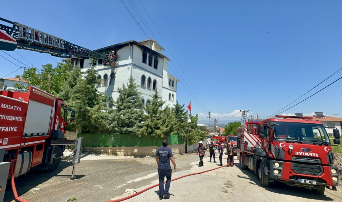 Malatya’nın Yeşilyurt ilçesinde bir medresenin yemekhane bölümünde çıkan yangın, itfaiye