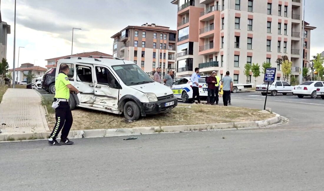 Malatya’nın Yeşilyurt ilçesinde minibüs ile hafif ticari aracın çarpıştığı trafik