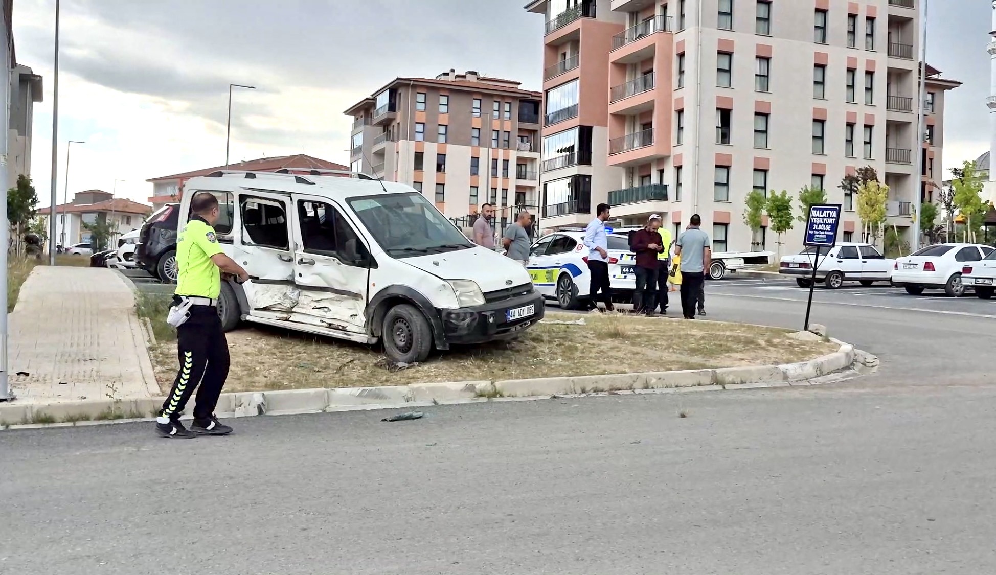 Malatya’nın Yeşilyurt ilçesinde minibüs ile hafif ticari aracın çarpıştığı trafik